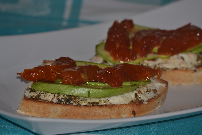 Sandwich cu branza de capra cu verdeata