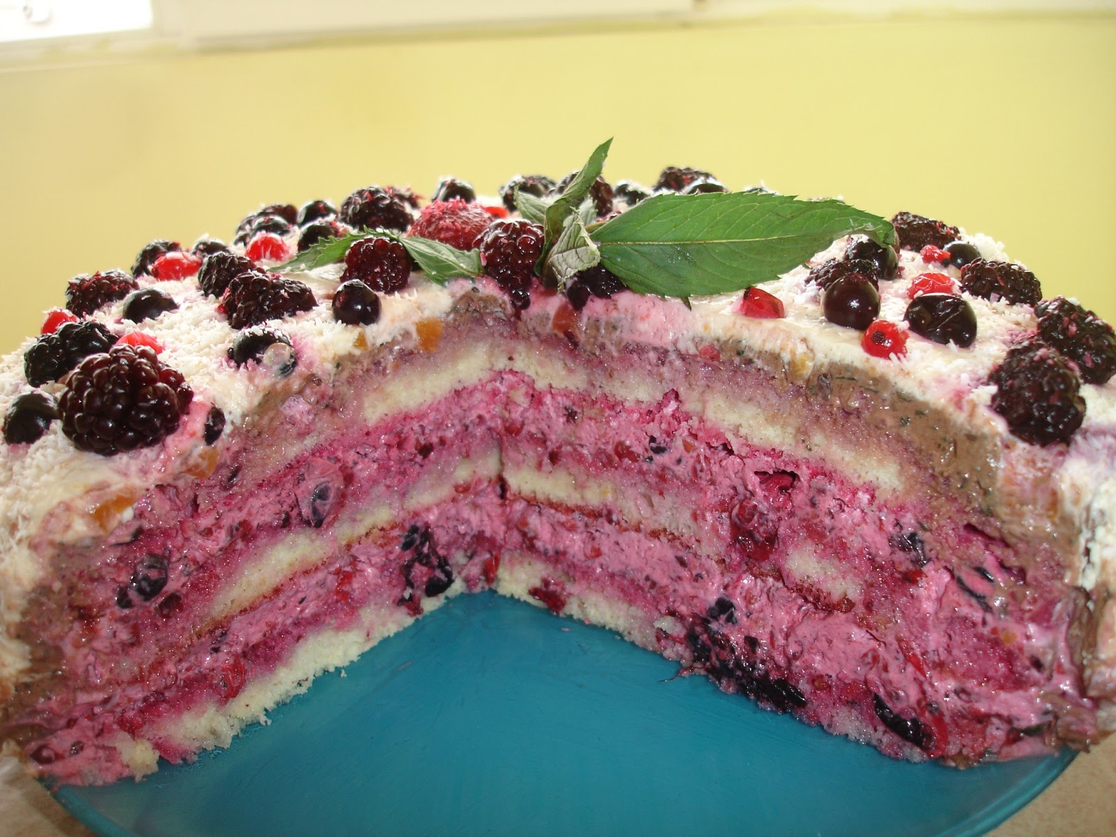 Tort racoritor cu mascarpone si fructe de padure