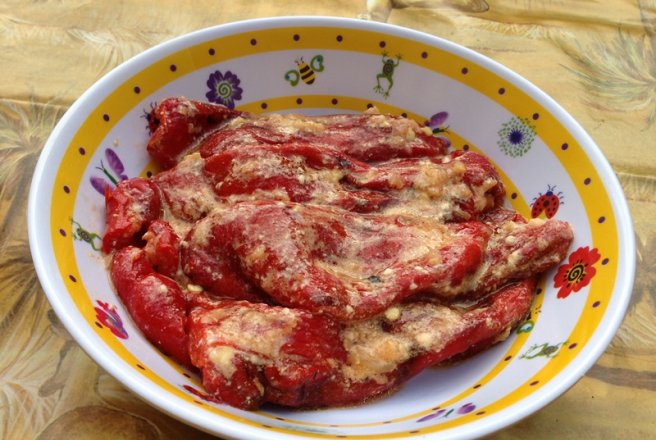 Salata de ardei kapia cu sos de usturoi si iaurt