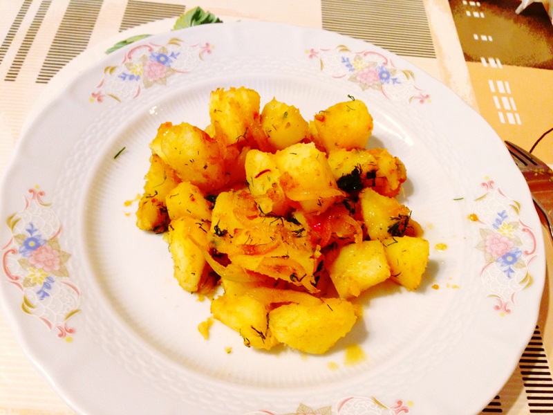 Cartofi nature trasi in unt cu ceapa caramelizata si marar