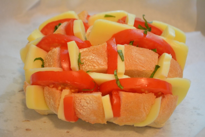 Sandwich cald cu cascaval Sofia si rosii