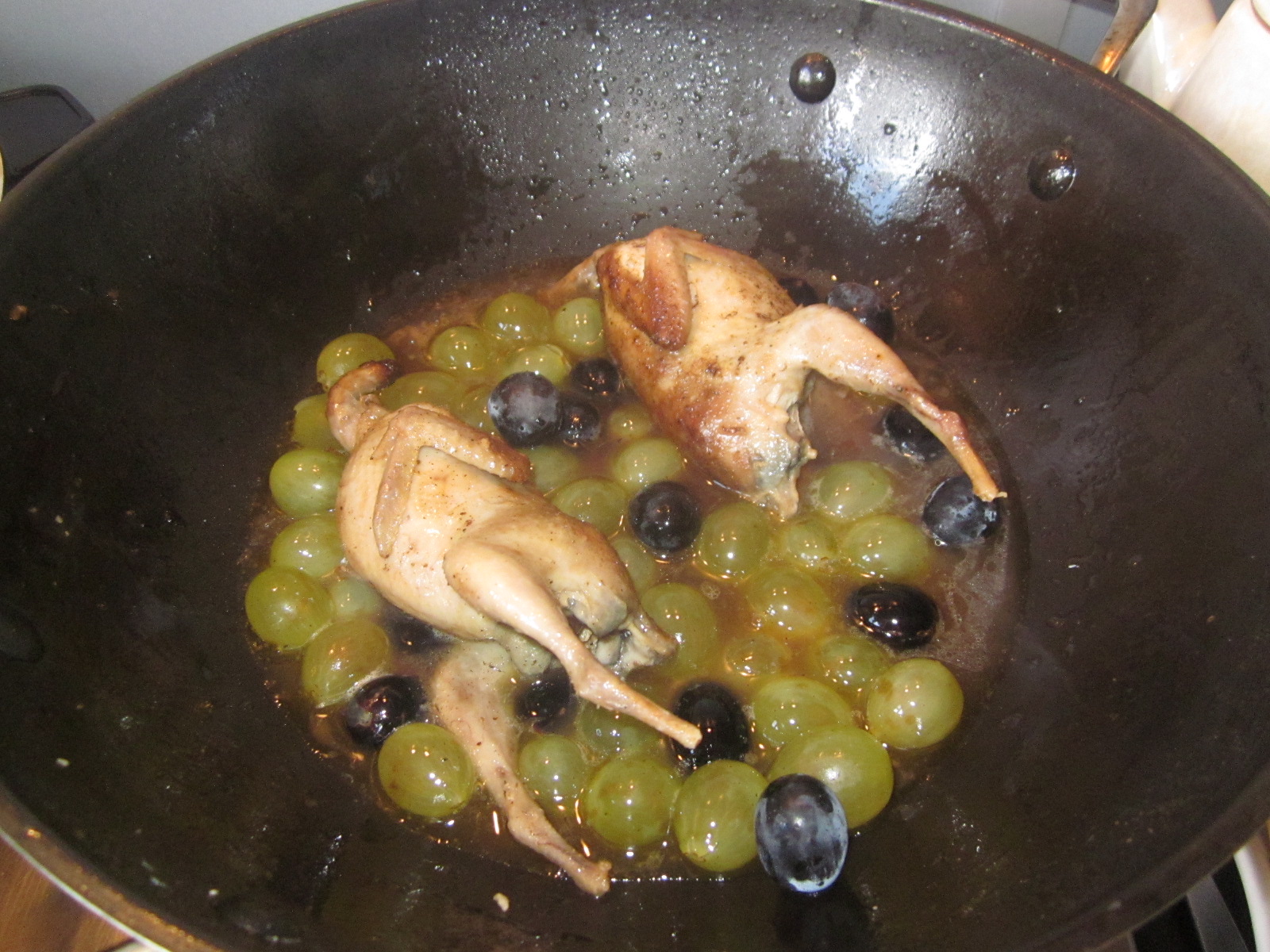 Prepelițe la Wok cu struguri și sos de zmeură