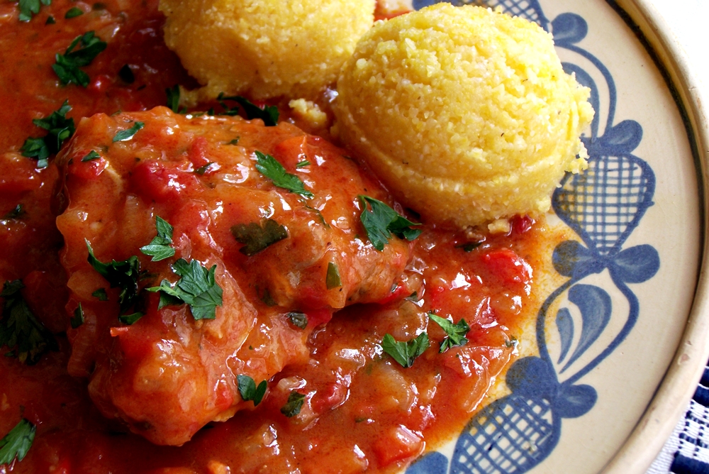 Reteta delicioasa de Tocanita de pui cu ardei si ceapa, servita cu mamaliguta