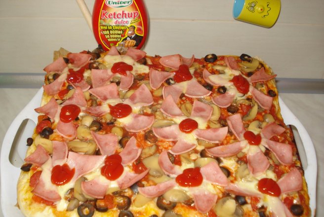 Pizza cu sunca presata si ciuperci