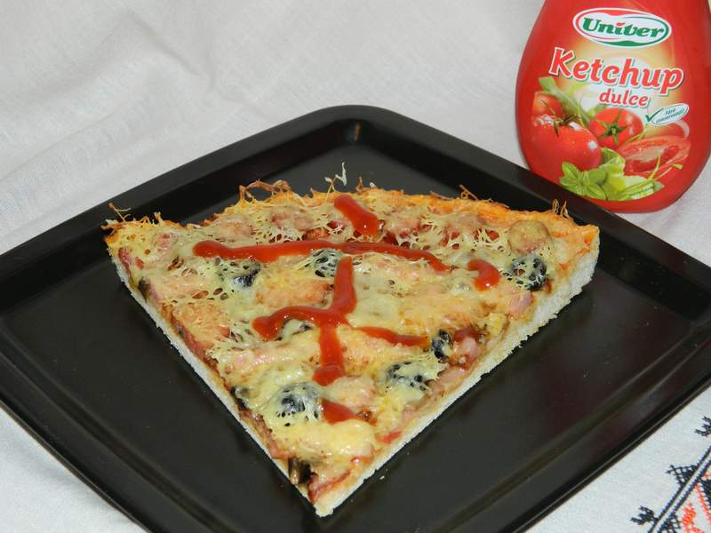 Pizza cu costita si ciuperci