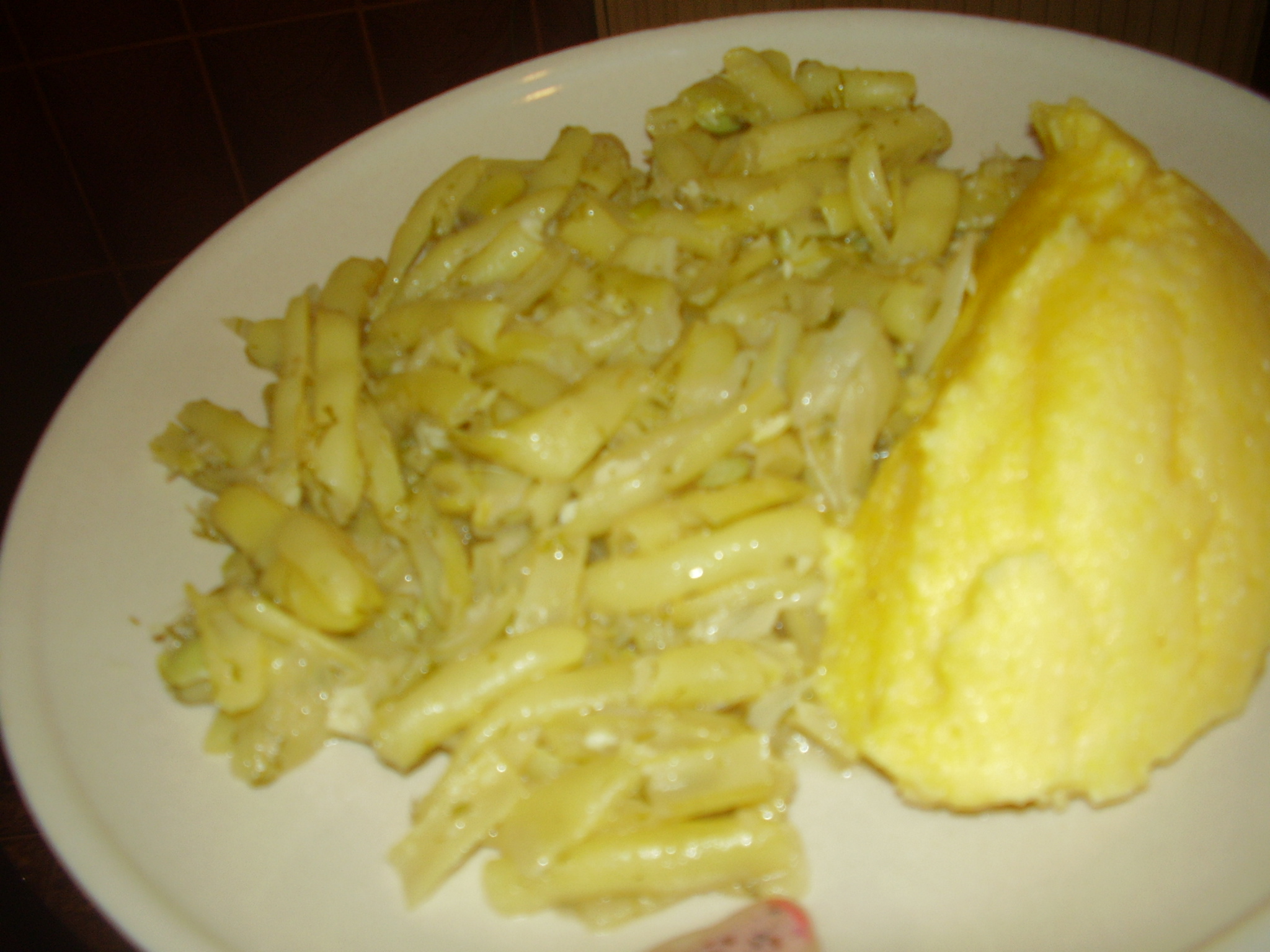 Fasole galbena cu usturoi si mamaliguta calda