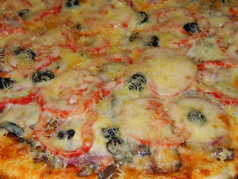 Pizza cu sardine si hering afumat