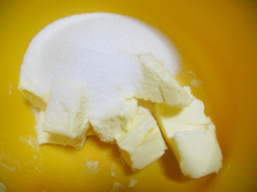 Prăjitură cu unt şi fructe de pădure