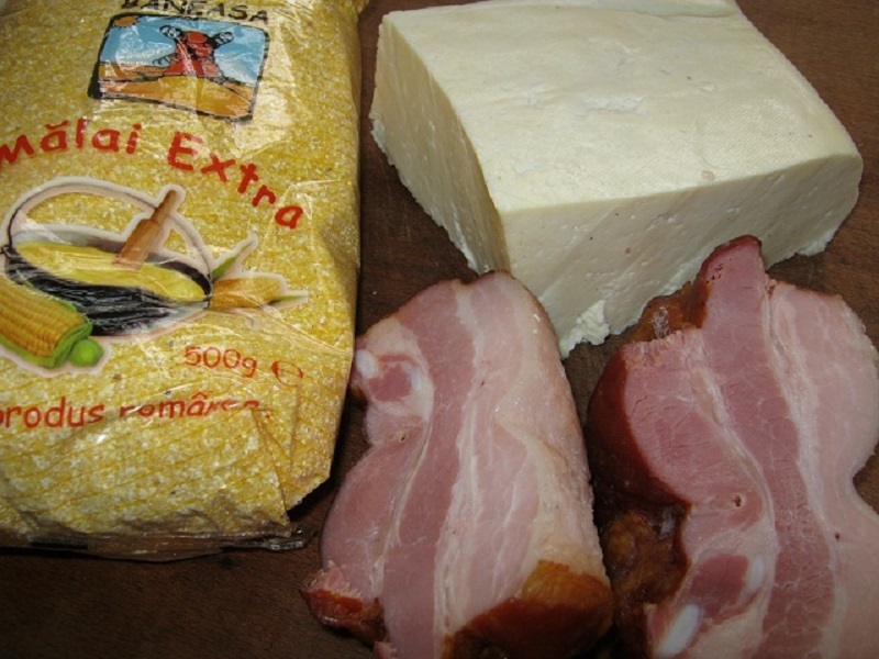 Mamaliguta in straturi cu branza si costita/sunca