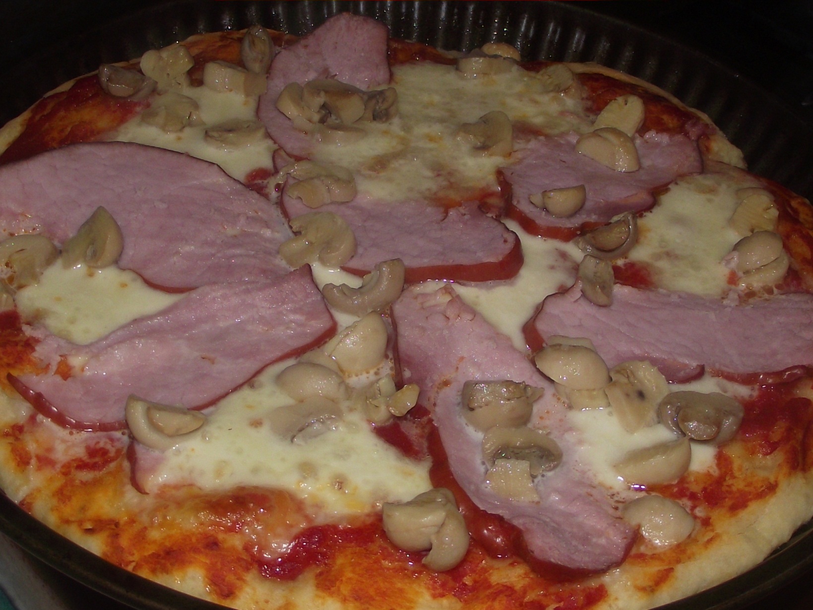 Pizza cu mozzarella,sunca si ciuperci