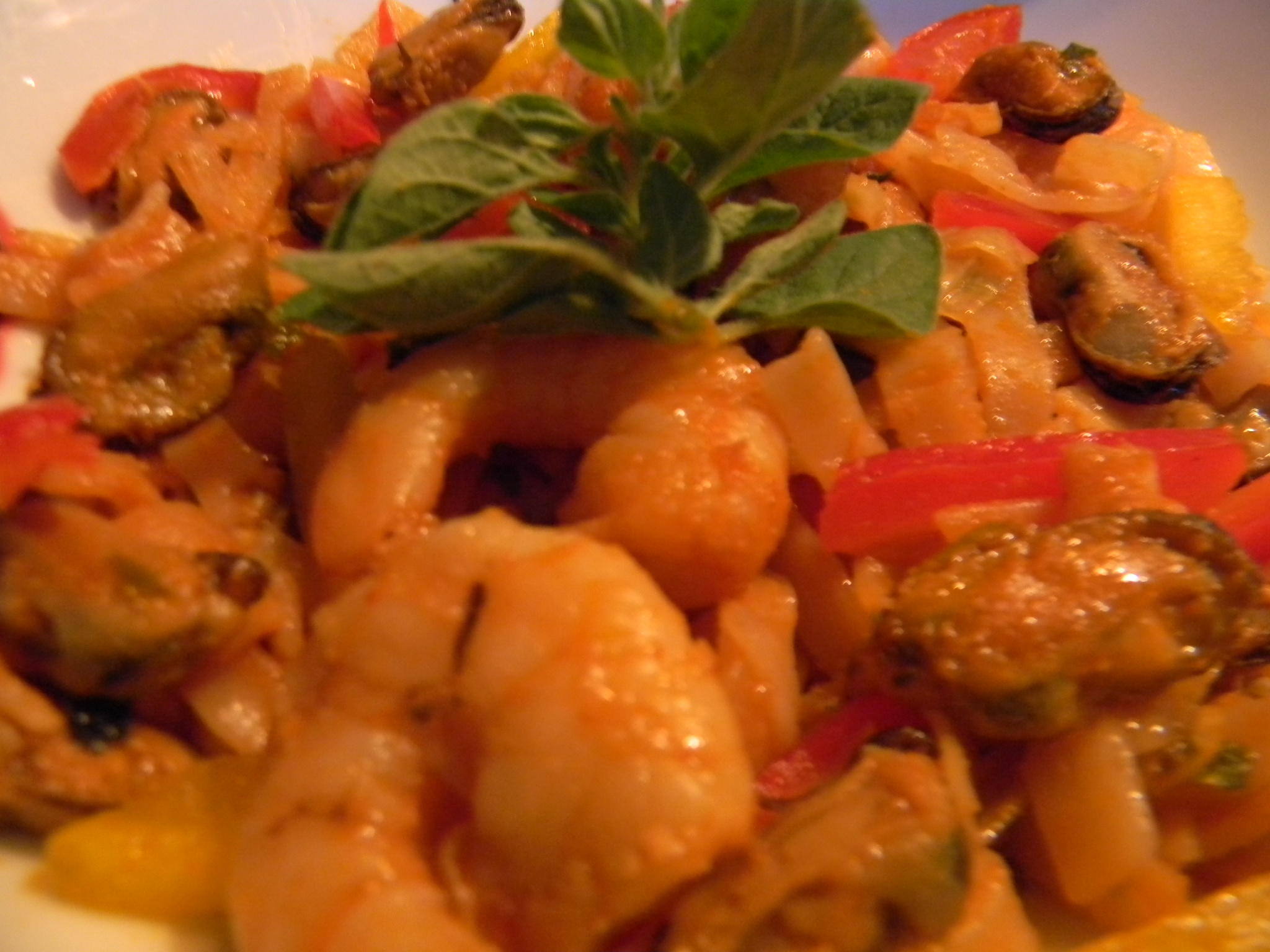 Creveti si scoici in sos rosu