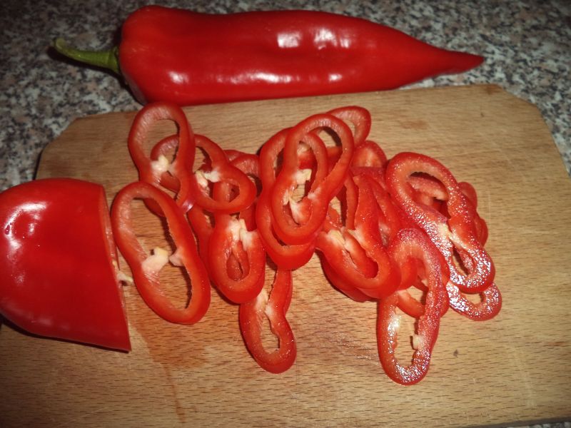 Cartofi gratinati cu masline si ardei kapia