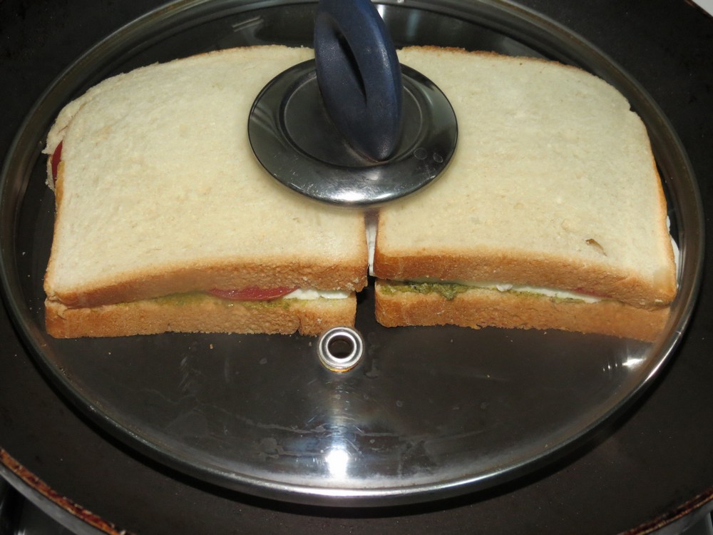 Sendvis cu pesto, branza si rosii