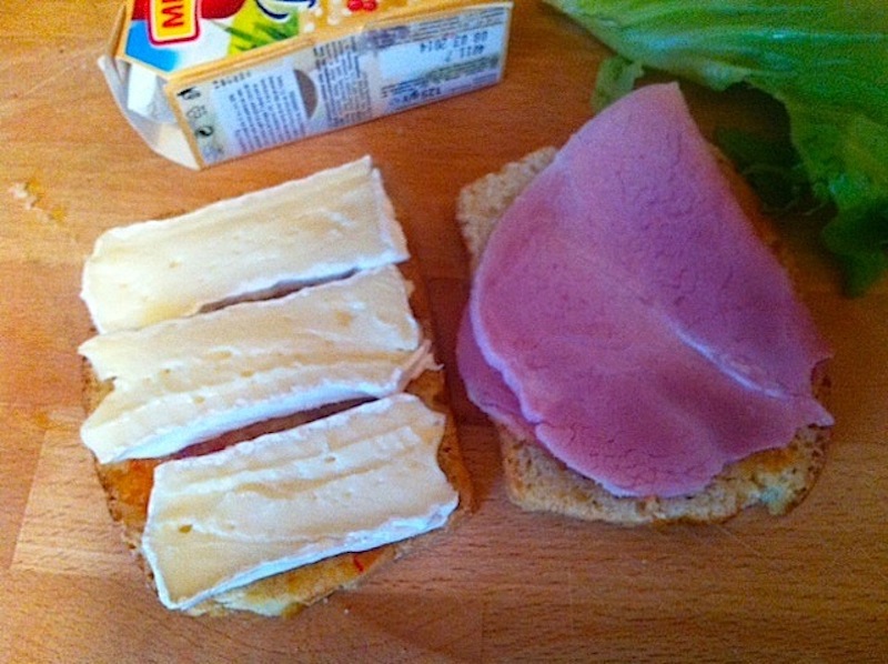 Sandvis cald cu jambon si branza Brie