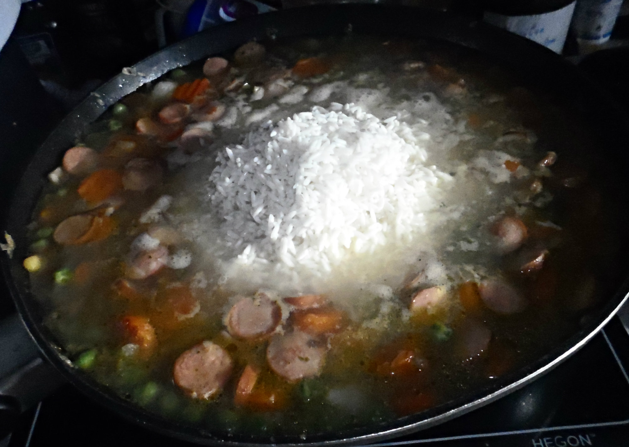 Pilaf cu legume si carnati