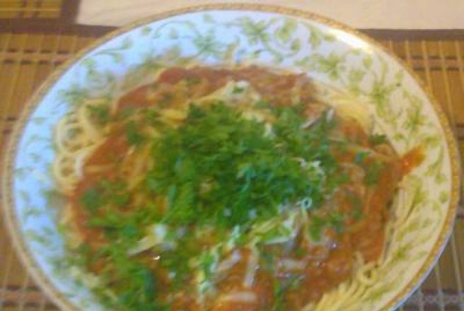 Spaghete  cu carne tocata si cascaval
