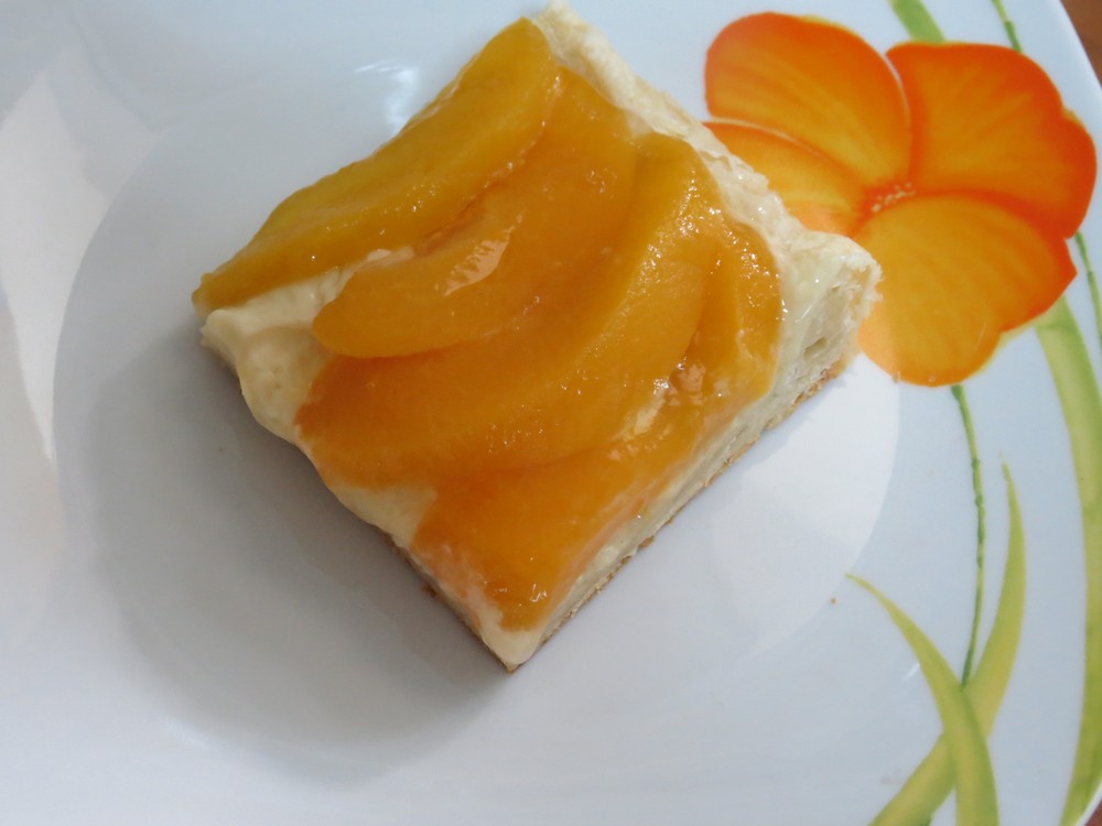 Foietaj cu crema de vanilie si piersici