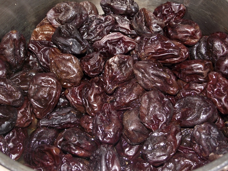 Reteta de mancare traditionala de prune uscate cu sos de zahar ars