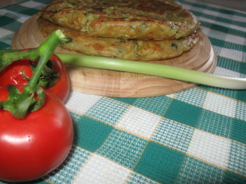 Placintele sarate cu cartofi si usturoi verde