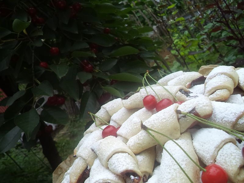 Cornulete cu dulceata de visine