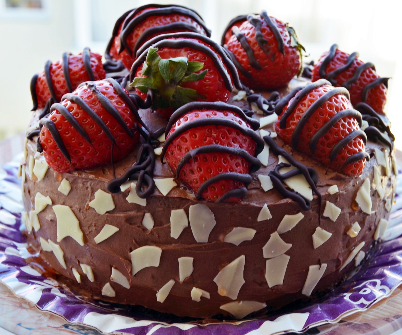 Tort cu ciocolata, banane si capsuni