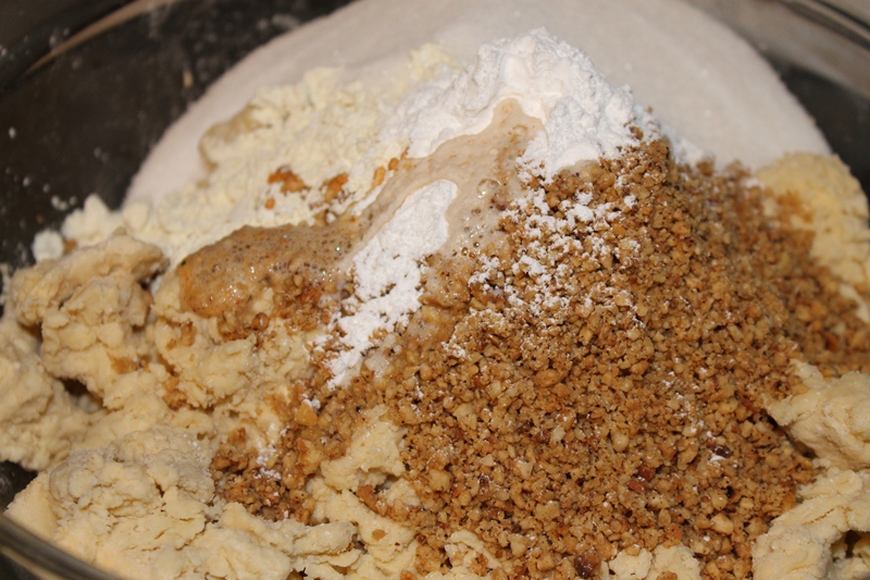 Cornulete cu alune de padure si aroma de caramel