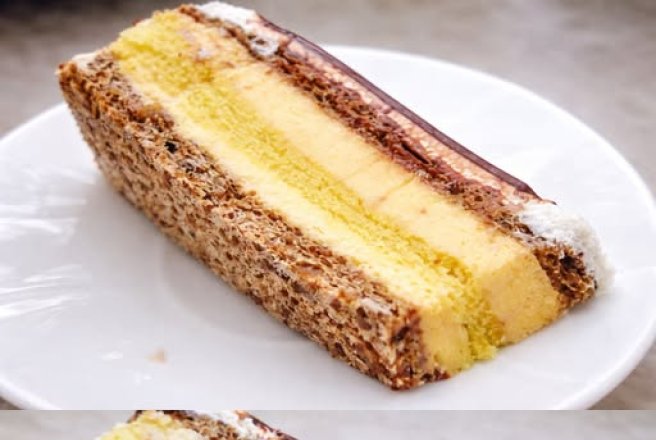 Tort cu bezea de nuca,pandispan si crema de vanilie