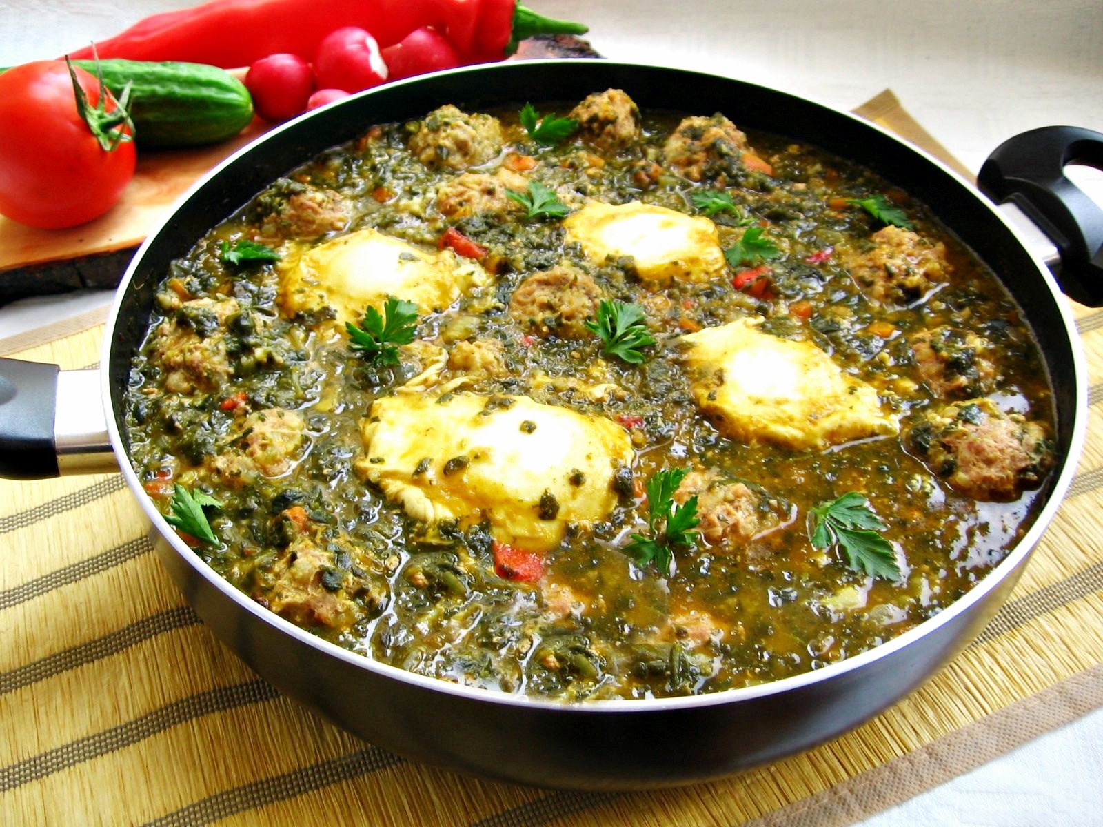 Perisoare si oua posate in piure de spanac