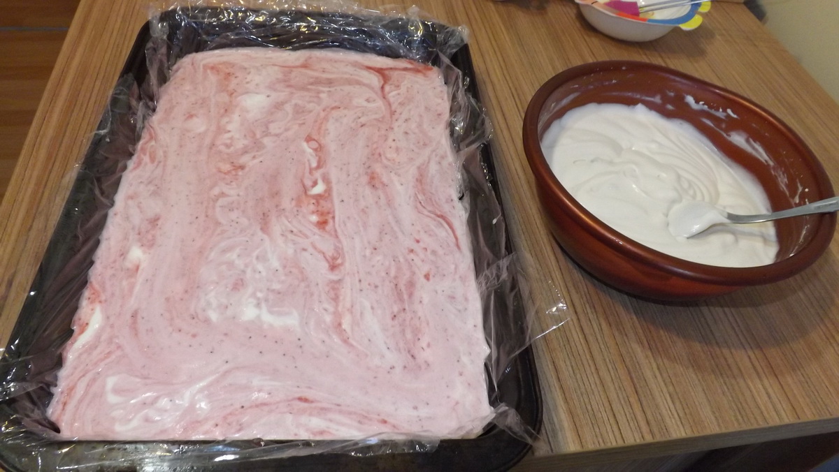 Prajitura cu crema de capsuni si crema de mascarpone cu rodie