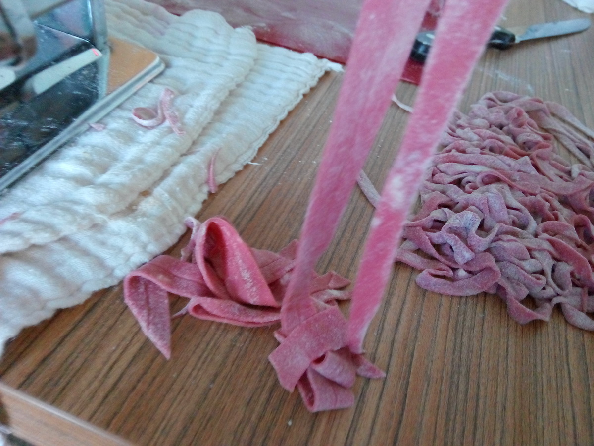 Paste colorate  facute in casa(taitei, tagliatelle si ravioli)