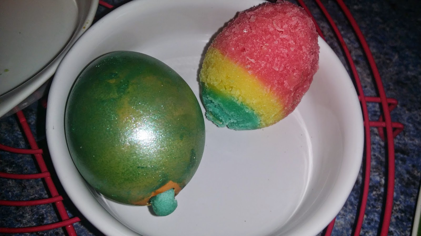 Prajitura tricolora in oua de Paste