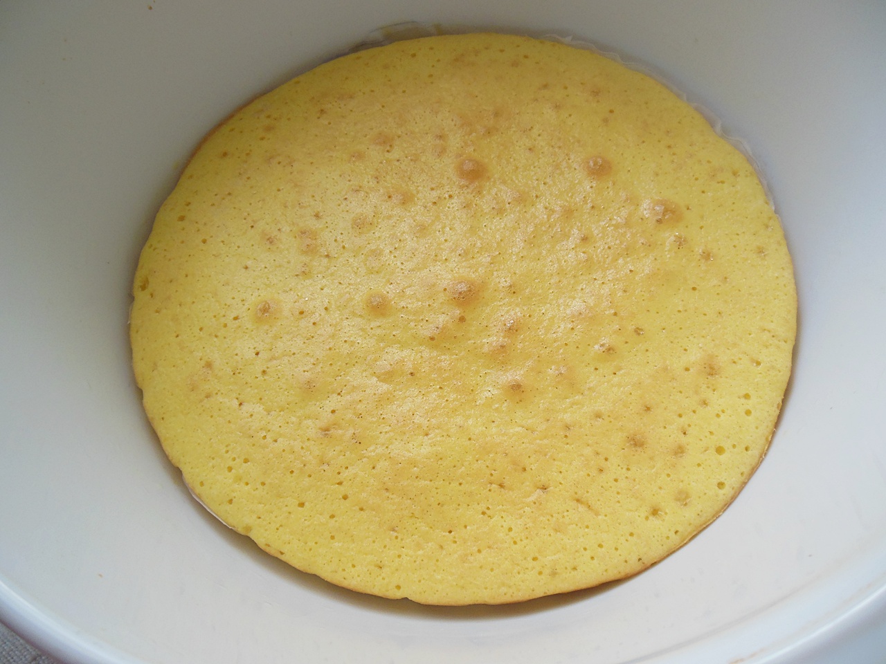 Tort cu crema de vanilie, visine si piersici