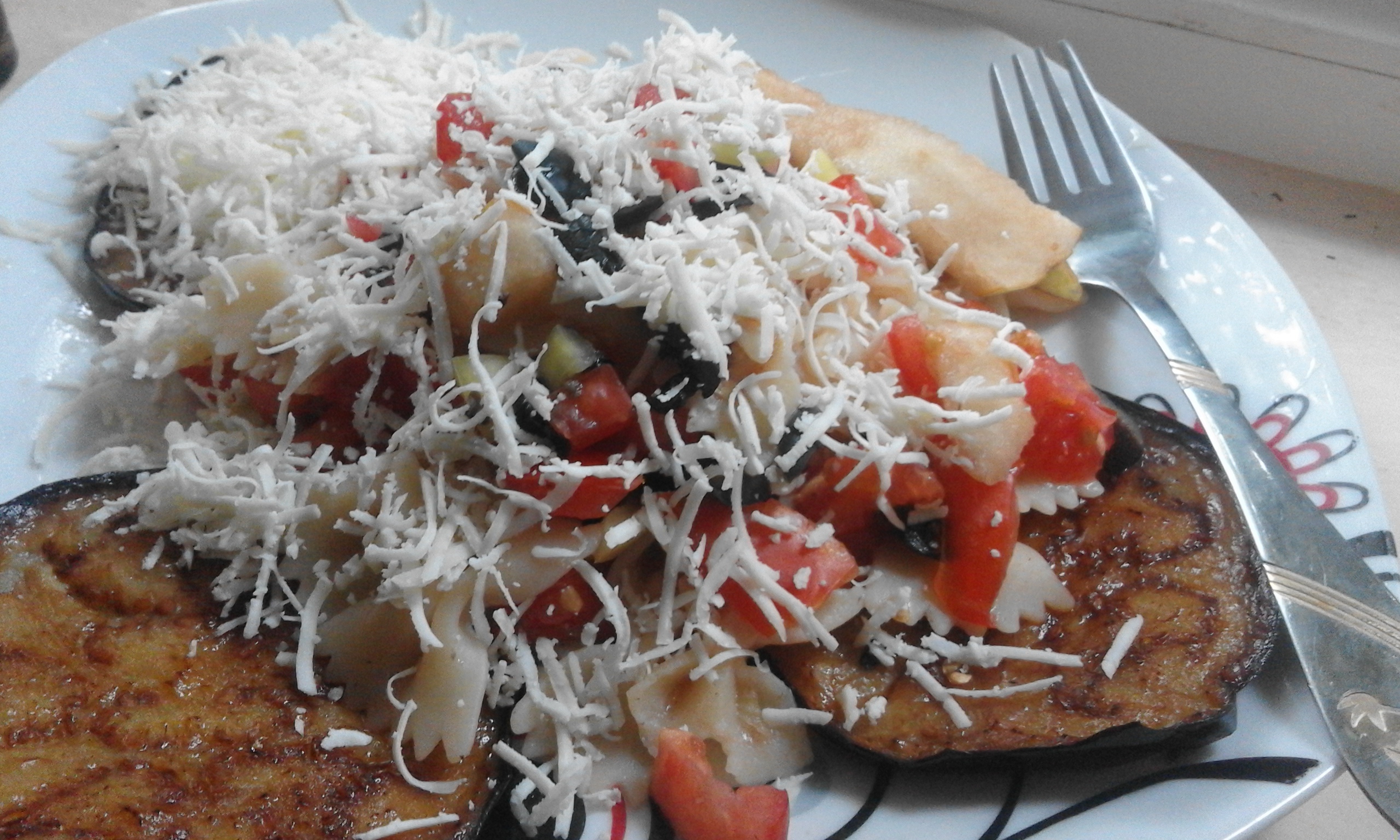 Salata de farfale cu legume