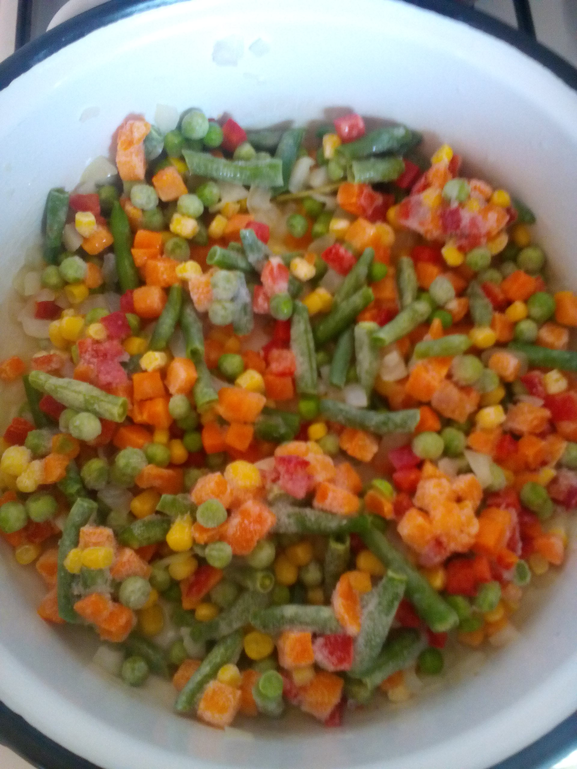 Orez cu mix de legume mexican si cremvursti prajiti
