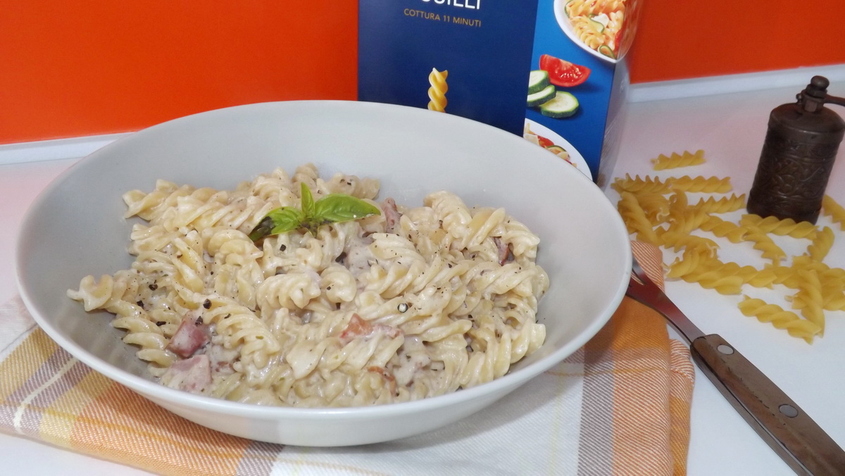 Fusilli cu bacon, sos Pesto si smantana