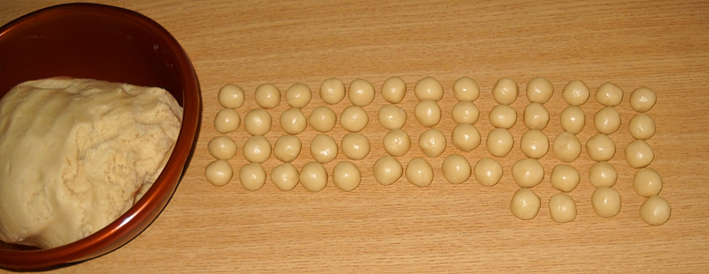 Desert nuci umplute cu crema de ciocolata