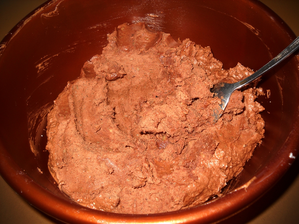 Desert nuci umplute cu crema de ciocolata