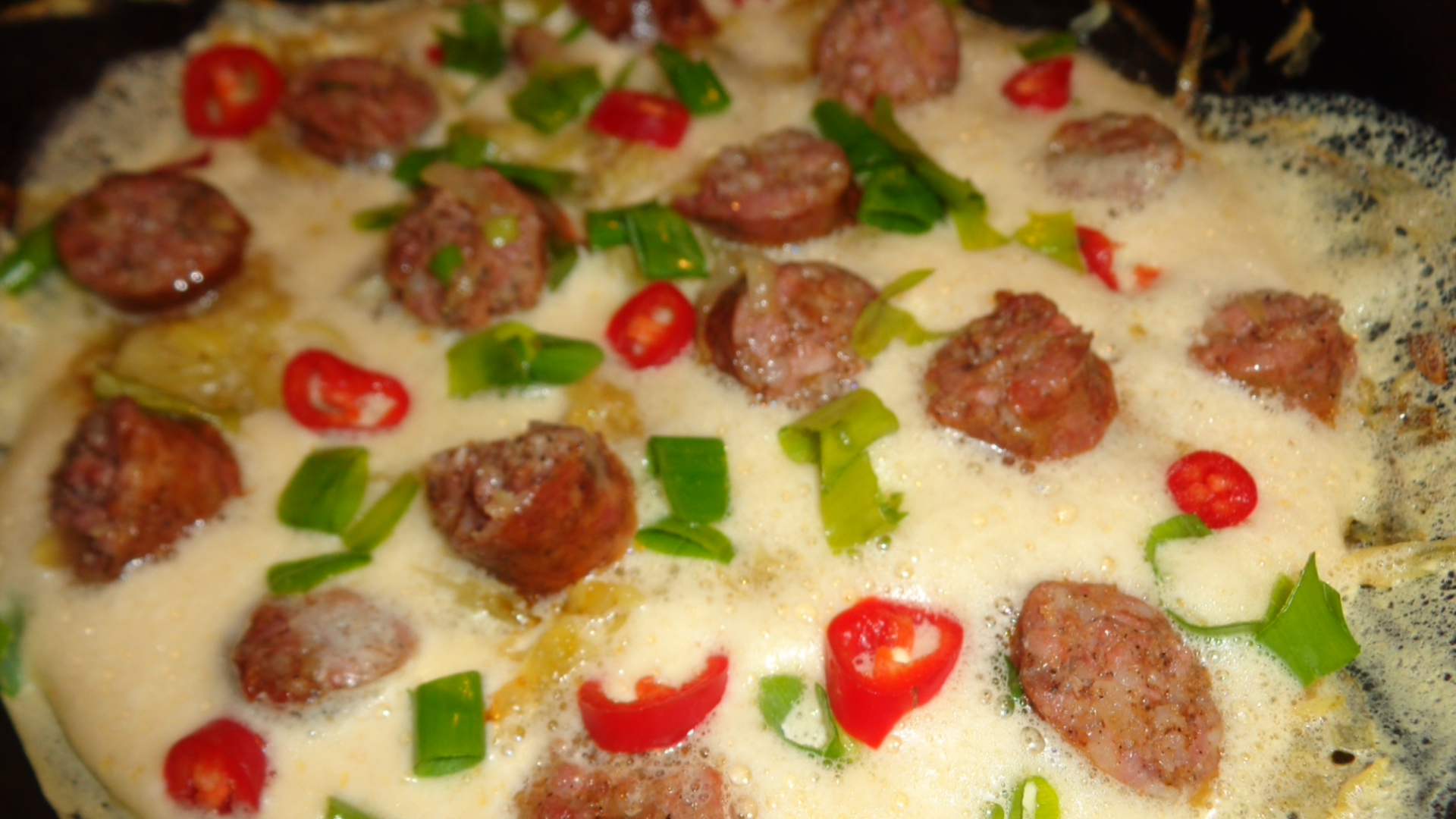 Tortilla cu carnati si ceapa verde