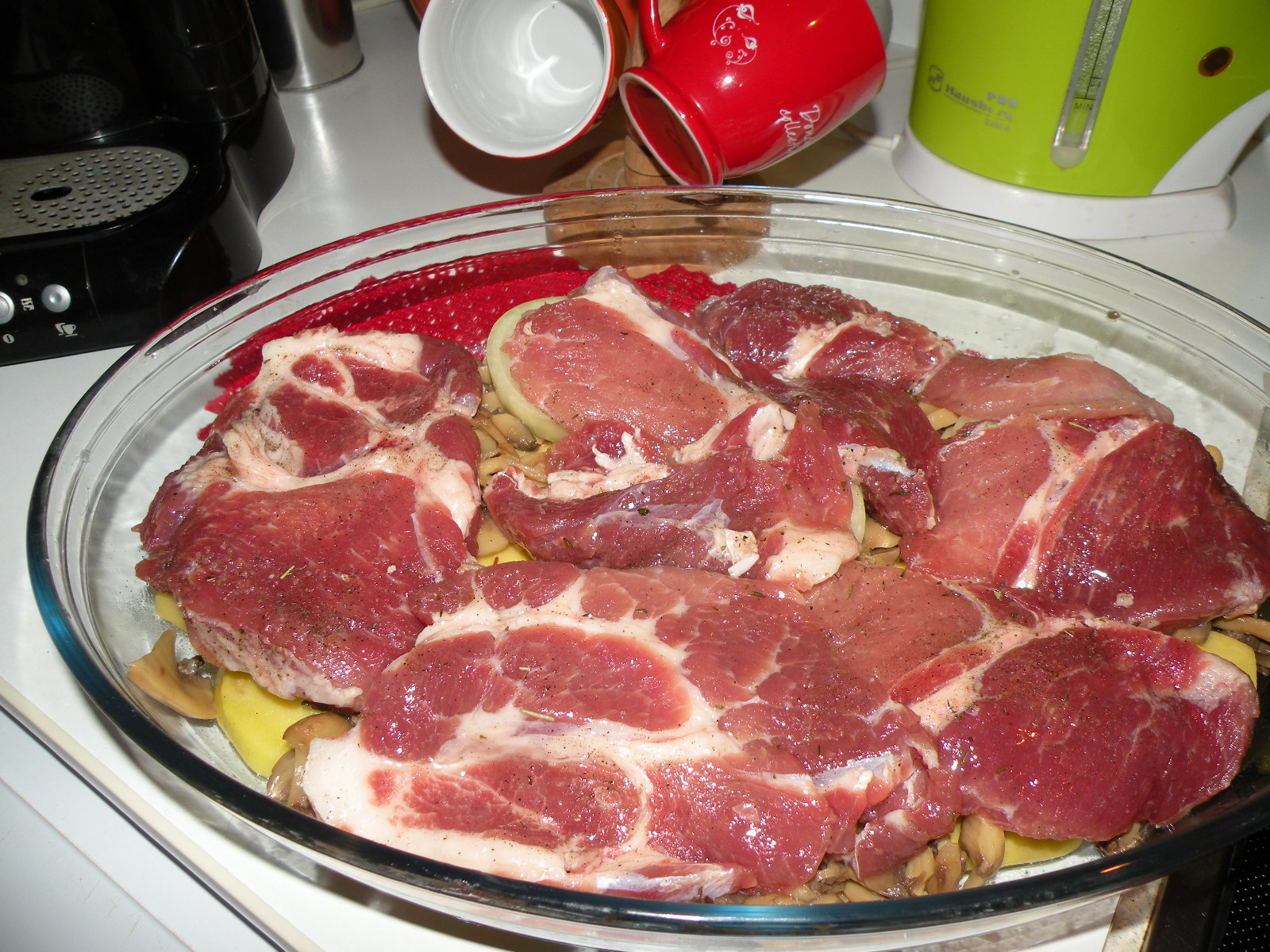 Ceafa de porc pe pat de legume la cuptor