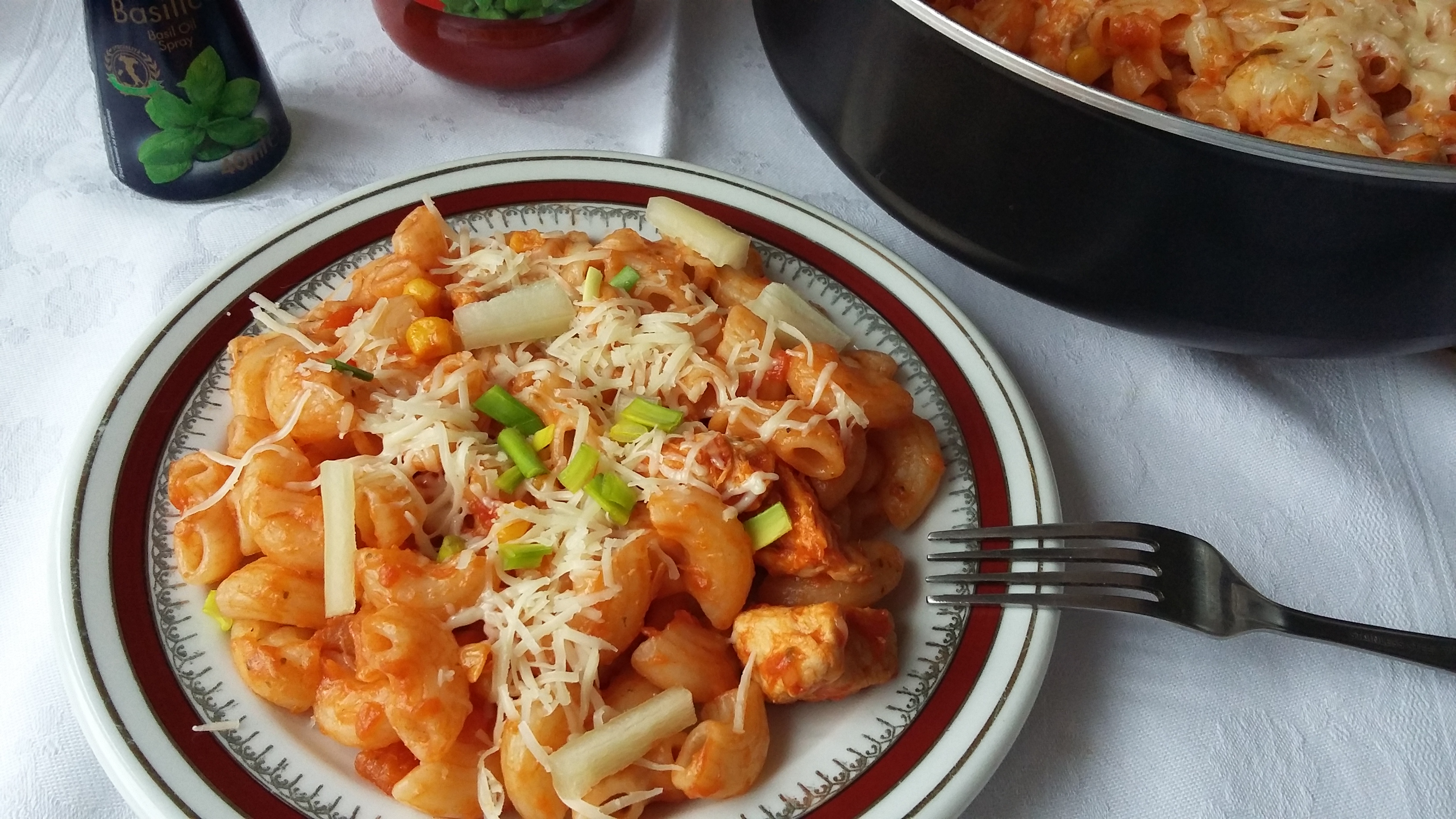 Paste cu piept de pui in sos tomat cu busuioc