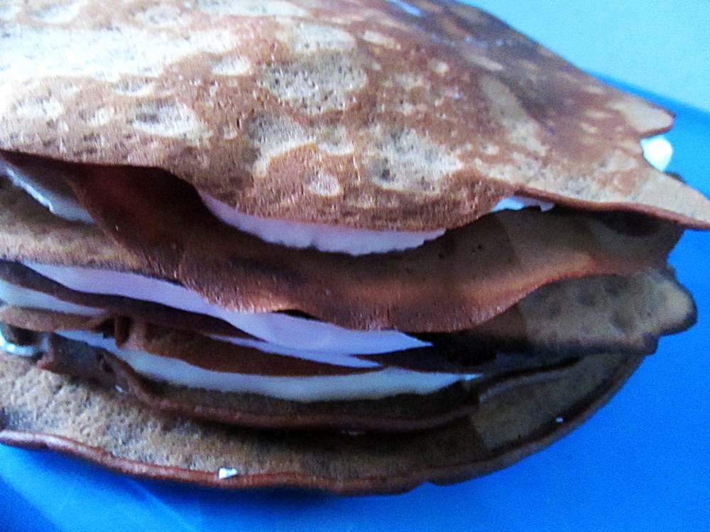 Tort de clatite cu ciocolata si capsuni
