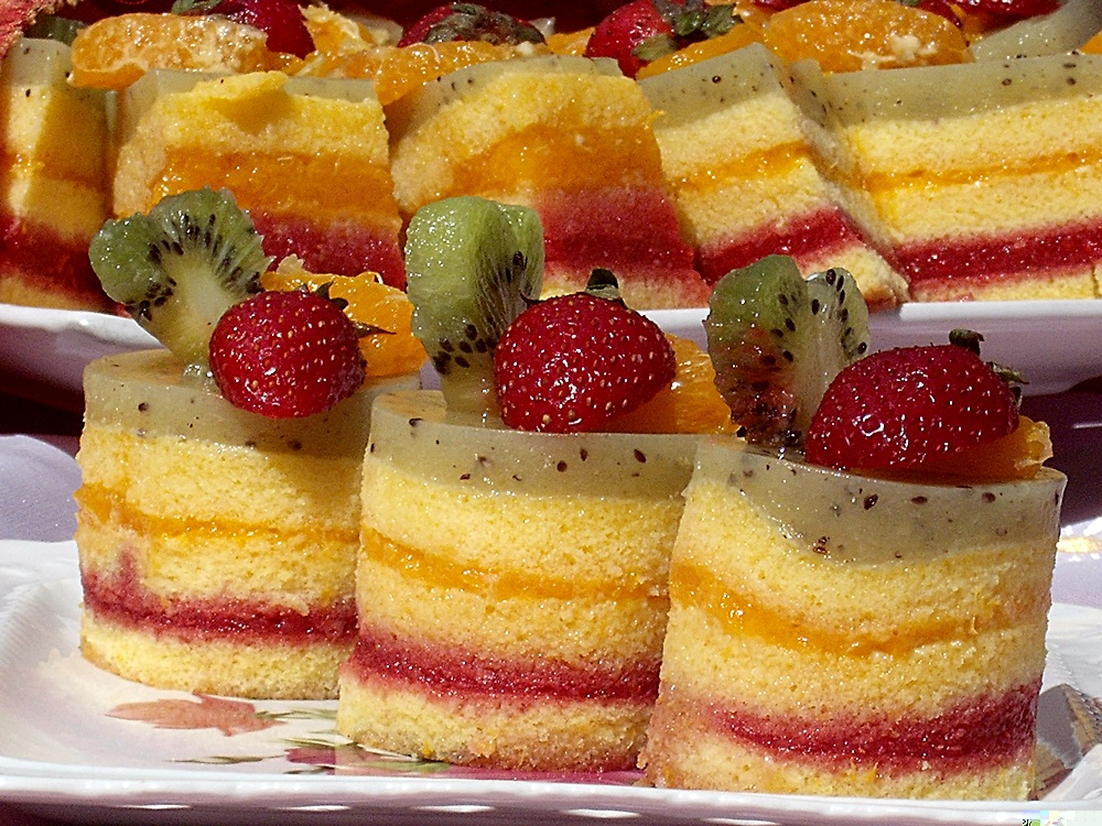 Prajitura Multicolorata cu fructe