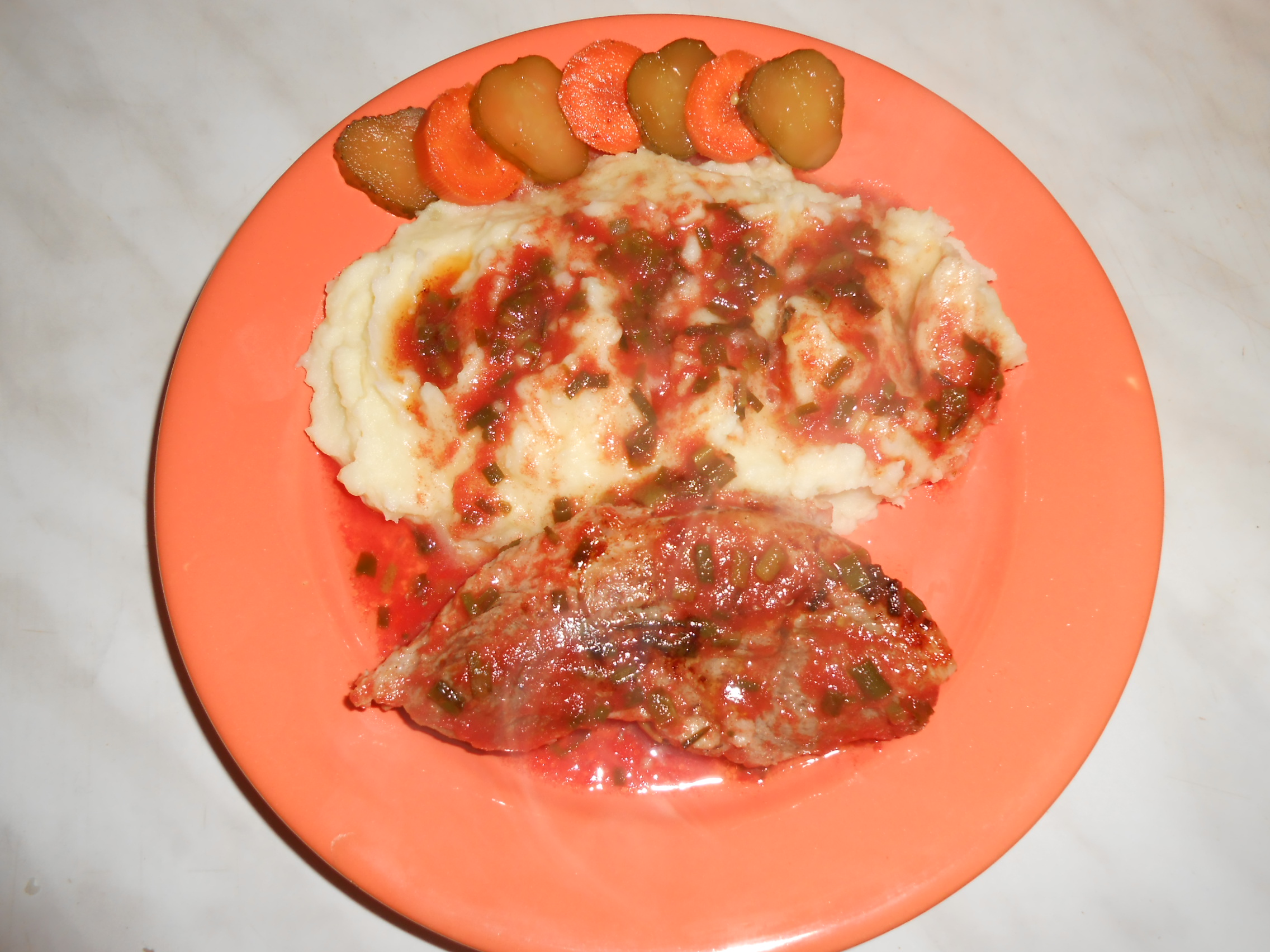 Spata de porc la cuptor, cu usturoi verde