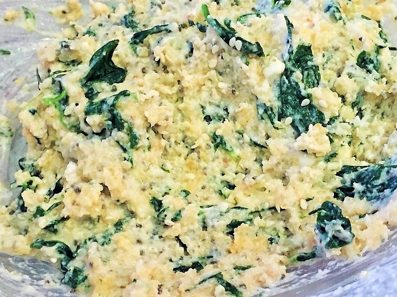 Chiftelute vegetariene cu spanac si parmezan in crusta de susan cu sos alb