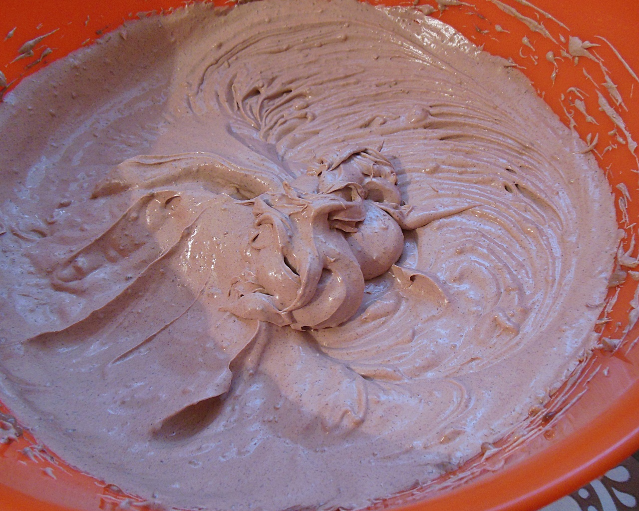 Tort cu visine, crema de ciocolata si nuca pralinata cu ness