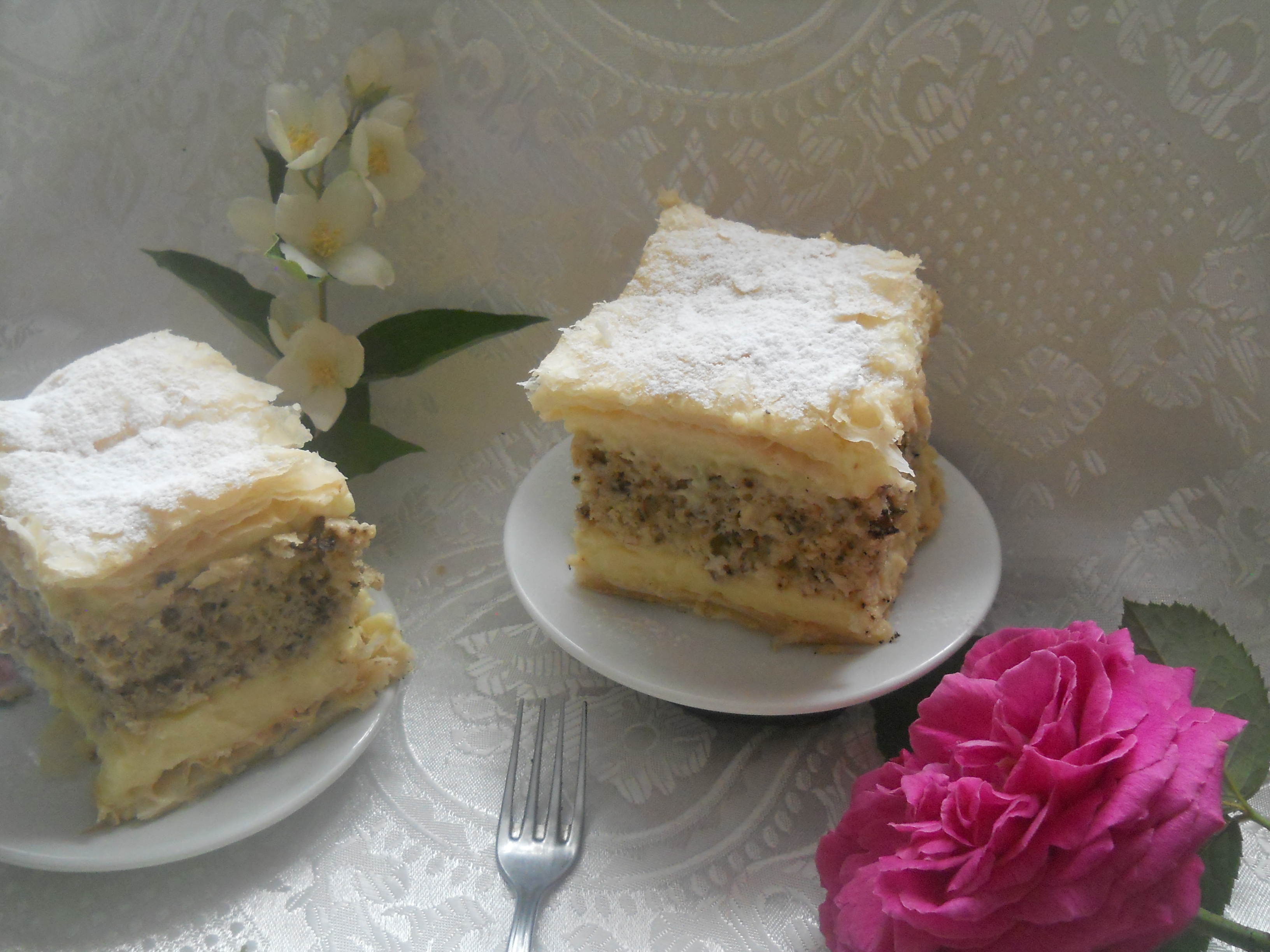 Cremes cu foietaj si blat de nuca