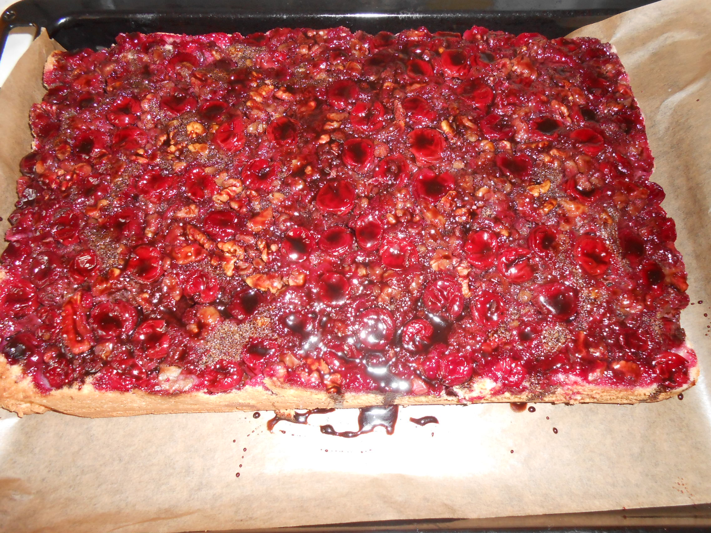 Prajitura rasturnata cu visine si sos de ciocolata