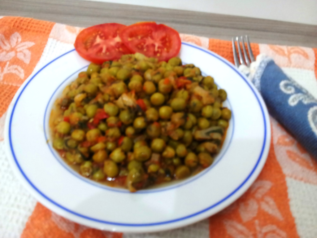 Mâncare de mazăre cu roșii și mărar