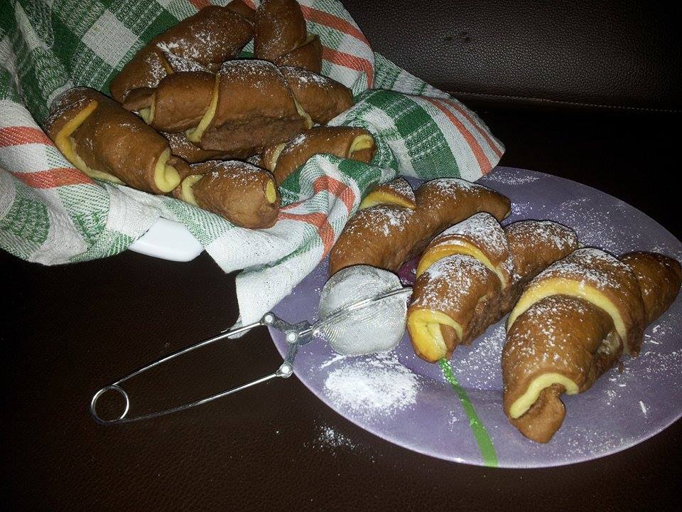 Cornuri bicolore de post umplute cu crema de nuca si rahat