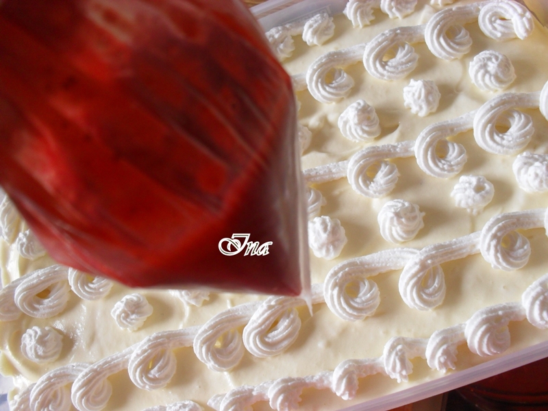 Tort de inghetata cu capsuni si vanilie